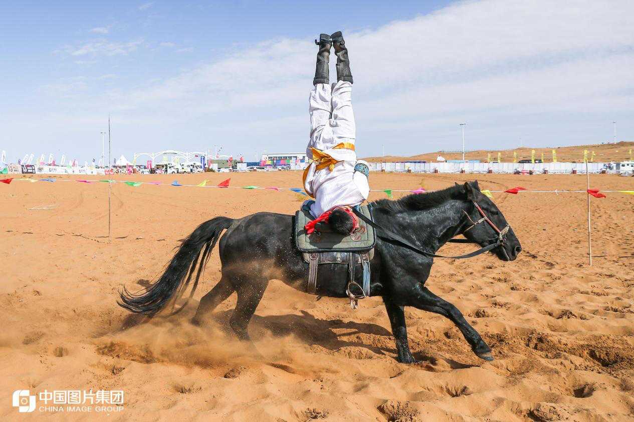 2020第15届越野e族·阿拉善英雄会现场直击：马背上的英姿绝技