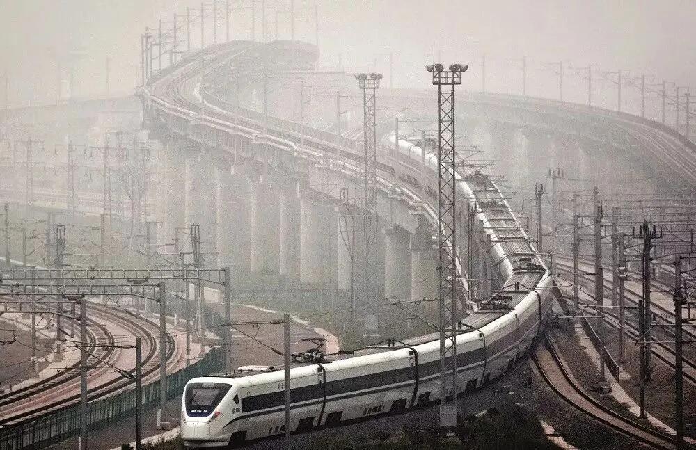 京沪高铁上市第一年：市值一度蒸发超千亿元，赚钱竟然不靠卖票？