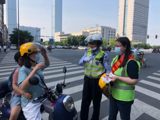 助力“一带一盔”安全守护行动，中国大地保险江苏分公司在行动