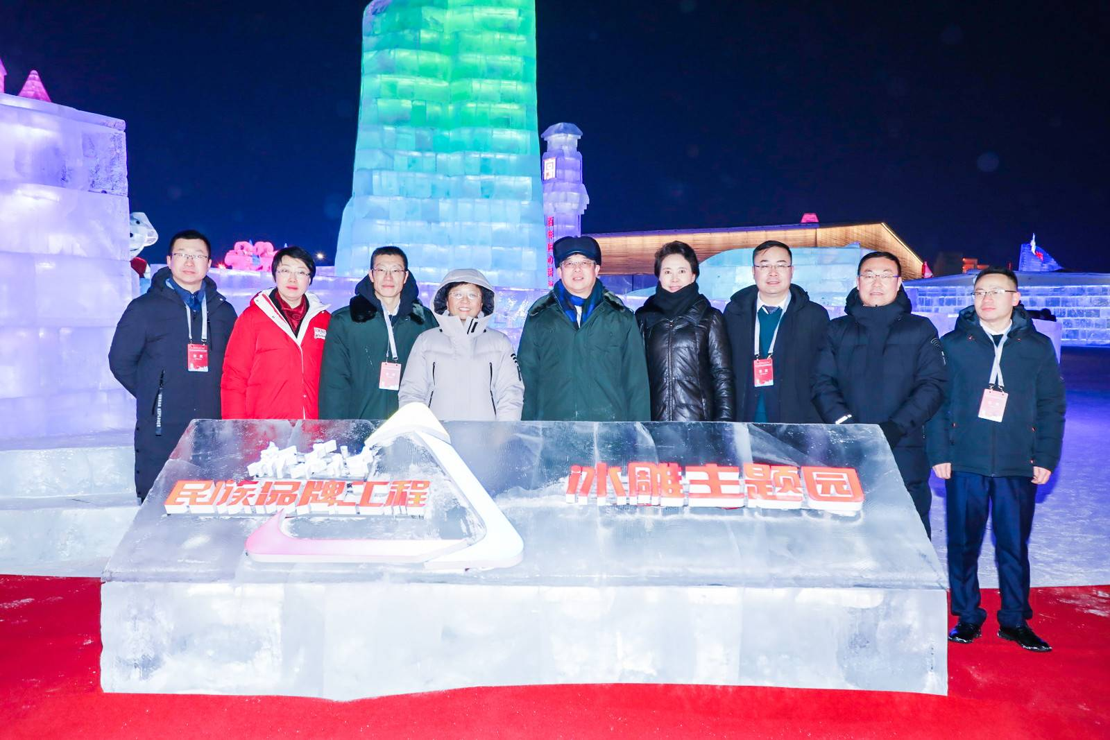 京东吉祥物冰雕亮相哈尔滨冰雪大世界 新华社民族品牌工程主题园